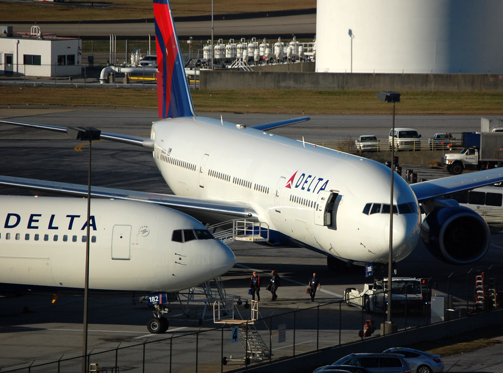 1999 Boeing 777-232 (N864DA) photo 3