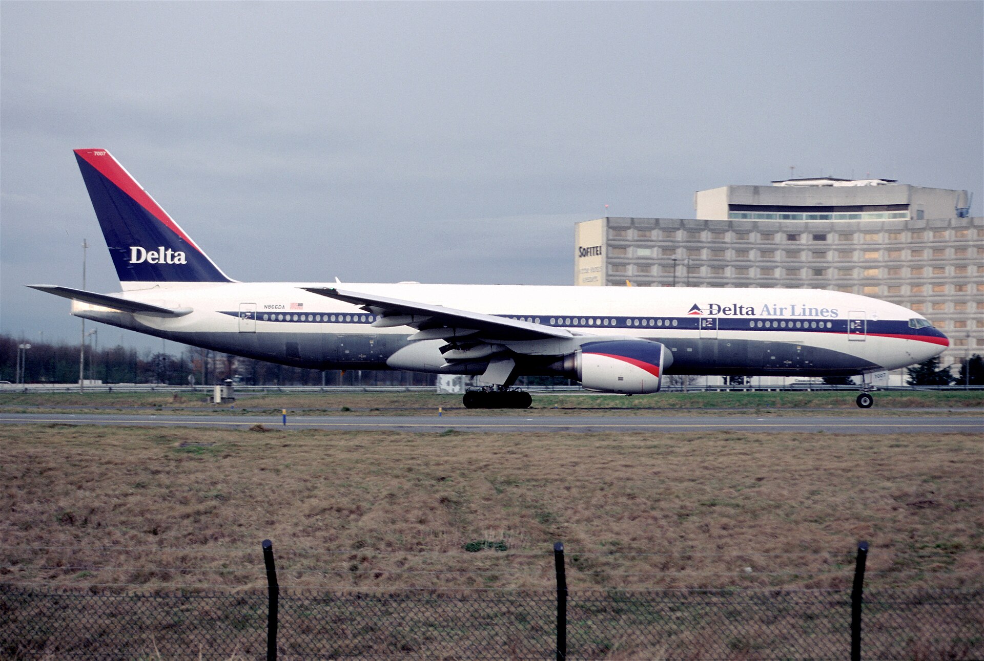1999 Boeing 777-232 (N866DA)