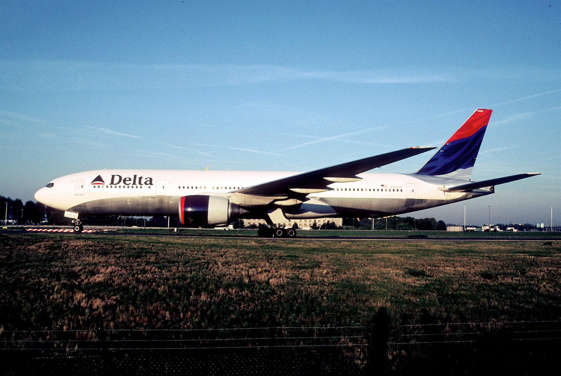 1999 Boeing 777-232 (N866DA) photo 2