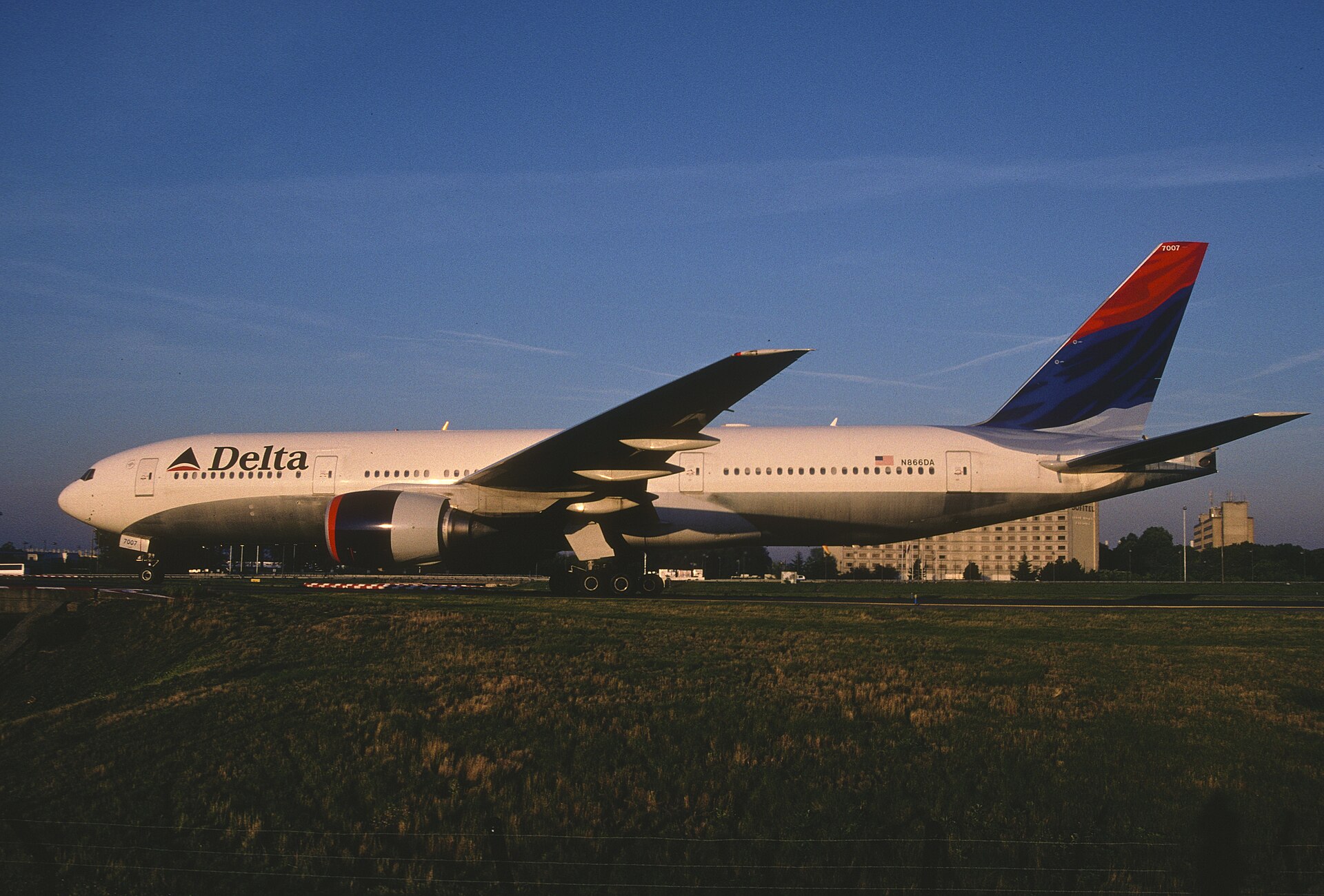 1999 Boeing 777-232 (N866DA) photo 3