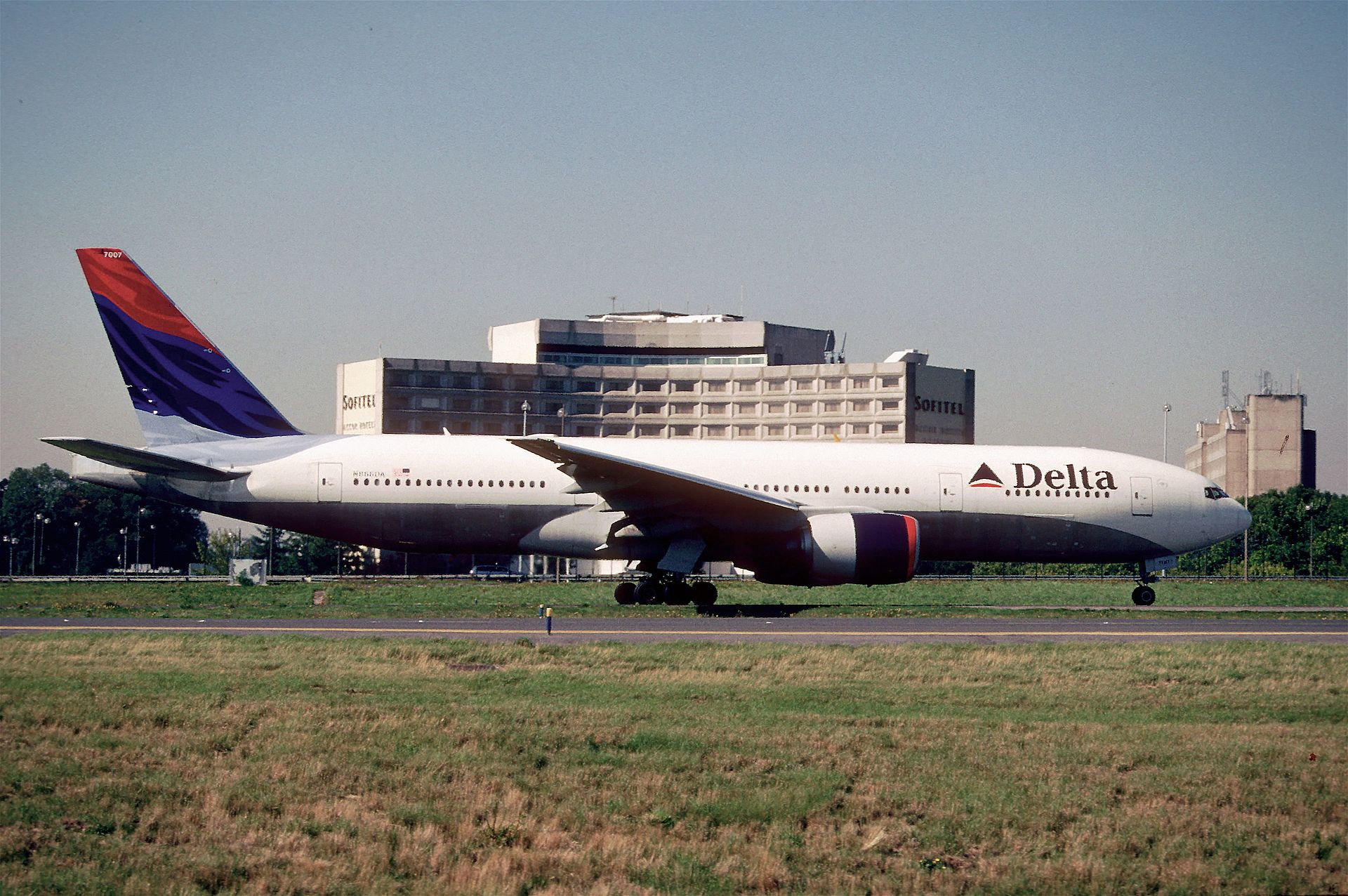 1999 Boeing 777-232 (N866DA) photo 4