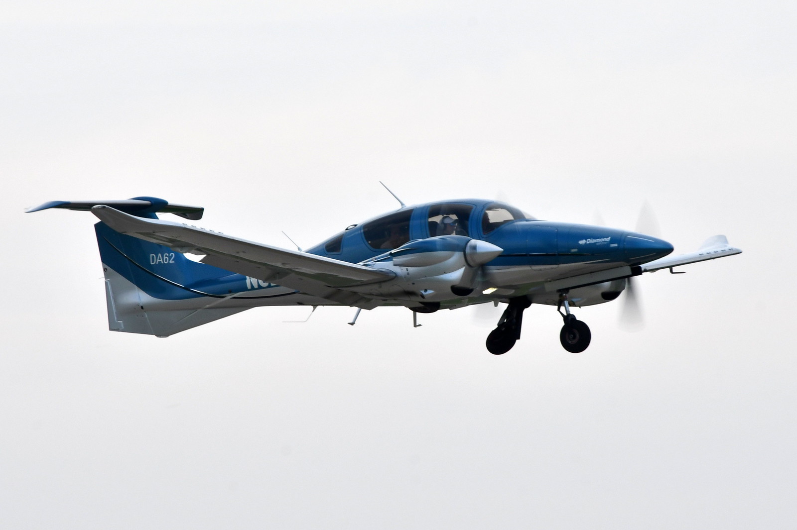 2018 Diamond Aircraft Ind Gmbh DA 62 (N629MJ) photo 2