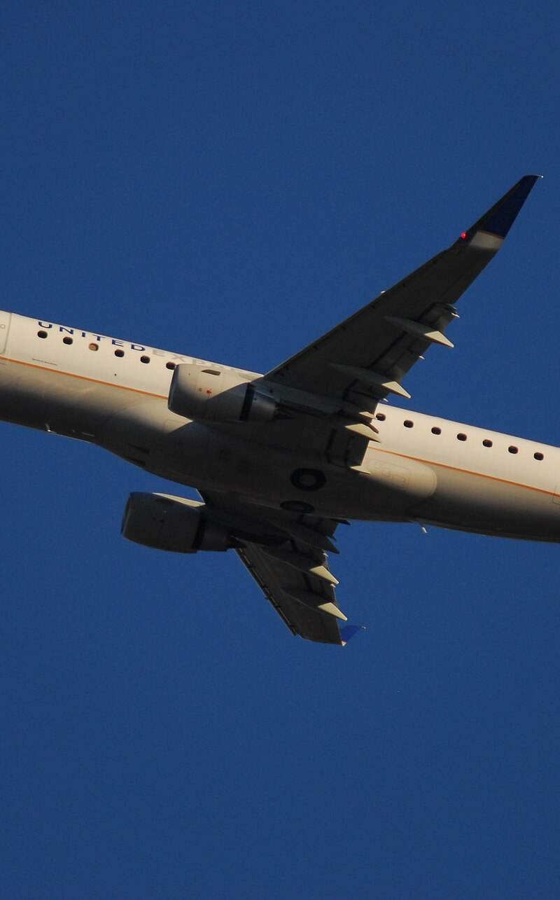 N87303 - Twin-engine aircraft