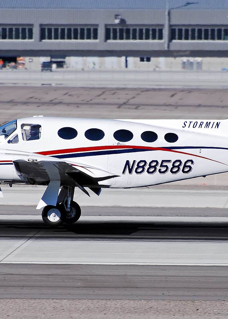 N88586 - Twin-engine aircraft