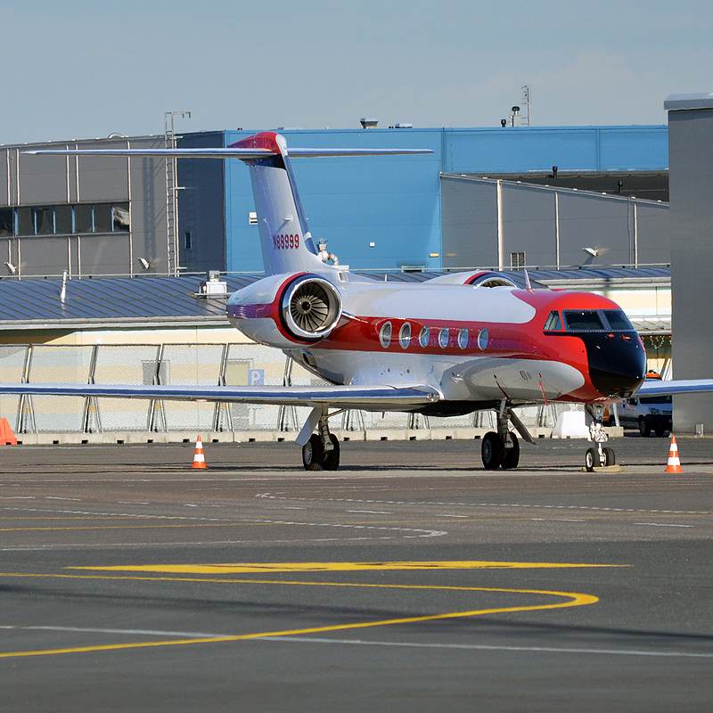 N88999 - Business jet