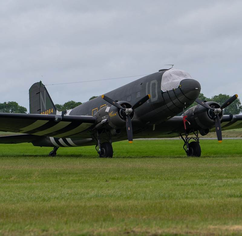 N74589 - Twin-engine aircraft