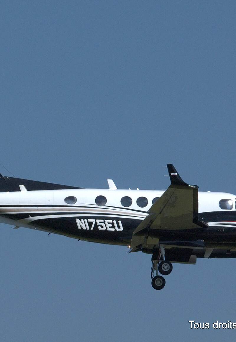 N175EU - Twin-engine aircraft