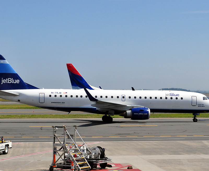 N179JB - Embraer