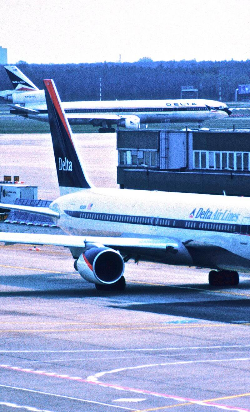 N194DN - Twin-engine aircraft