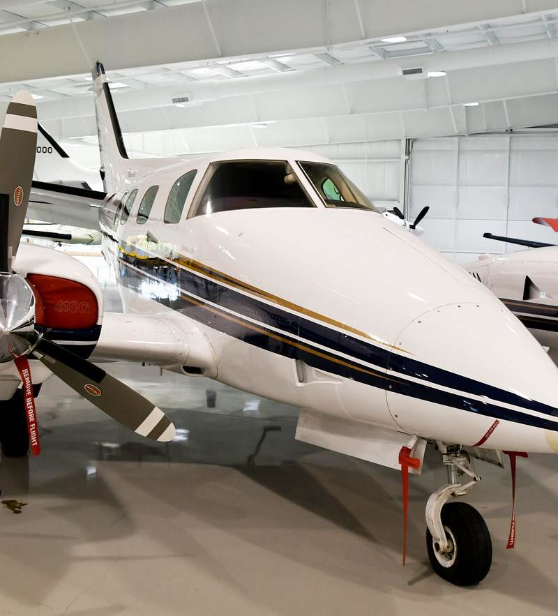 N410G - Twin-engine aircraft