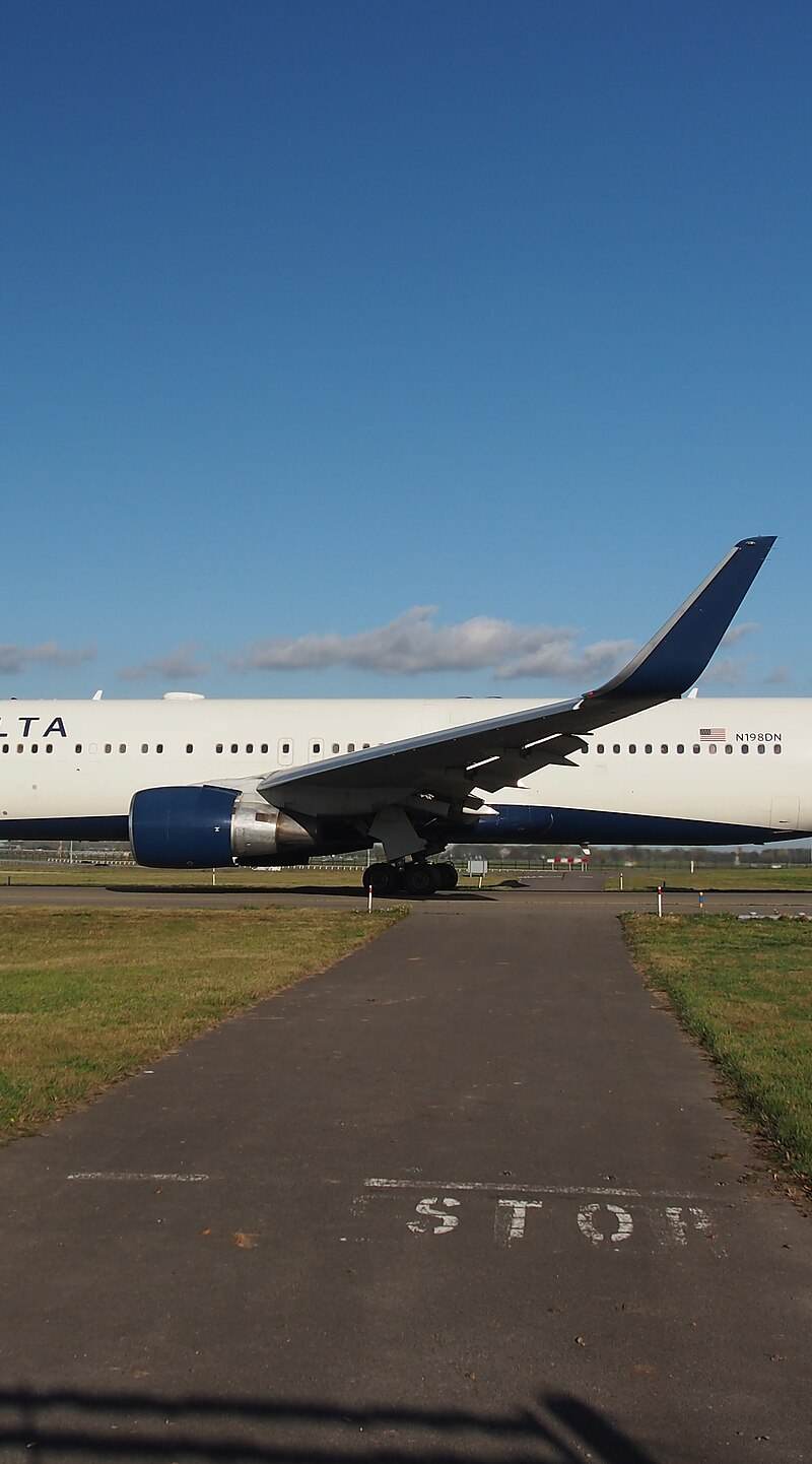 N198DN - Twin-engine aircraft
