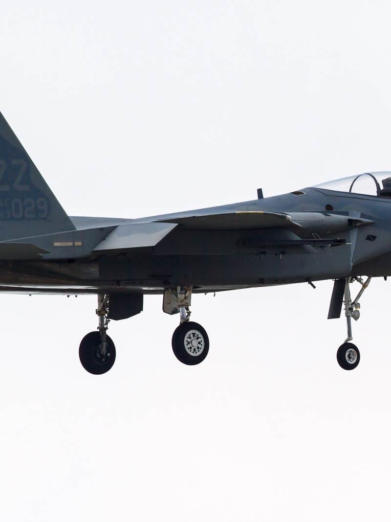  - Twin-engine aircraft