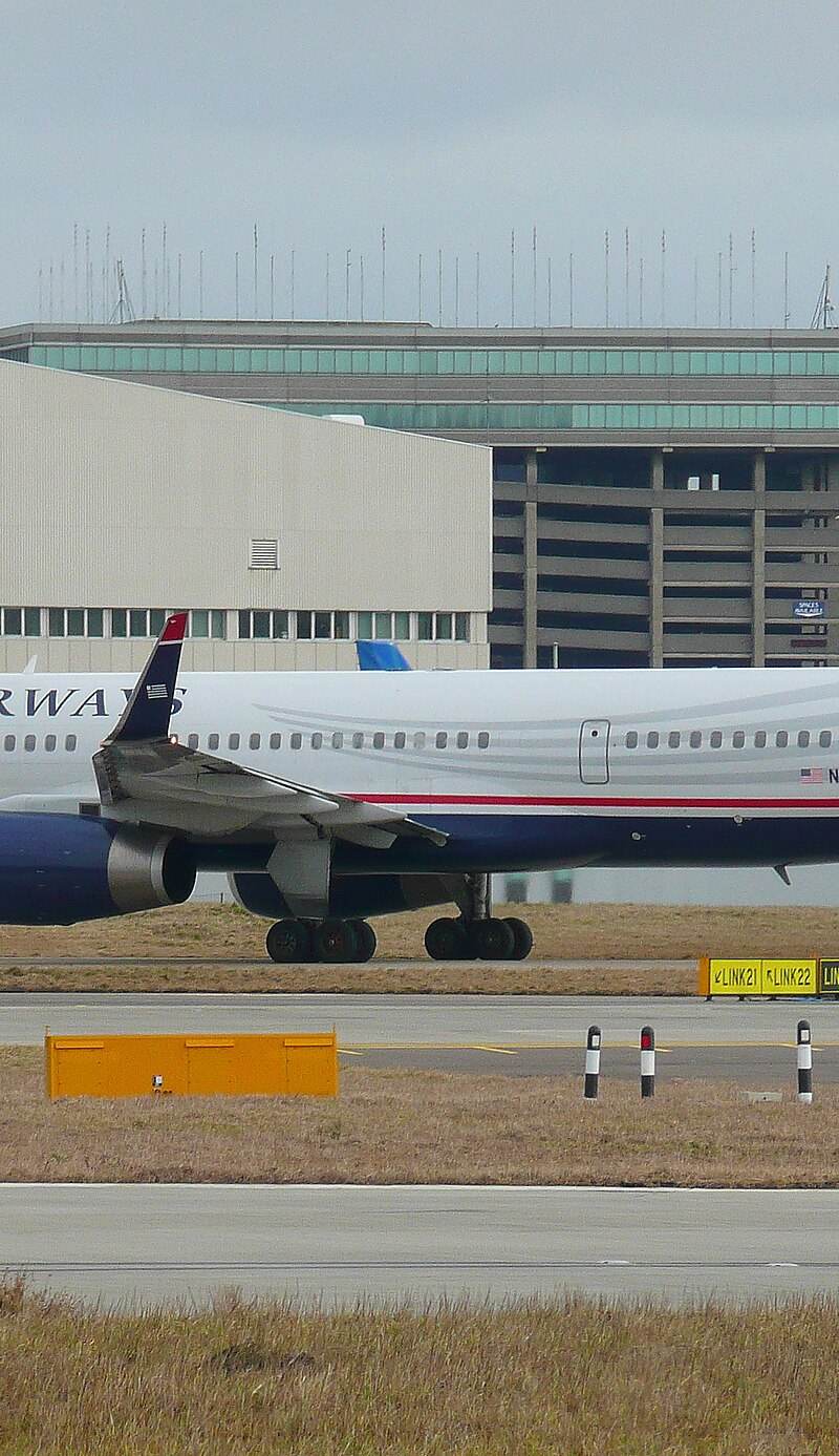 N204UW - Twin-engine aircraft