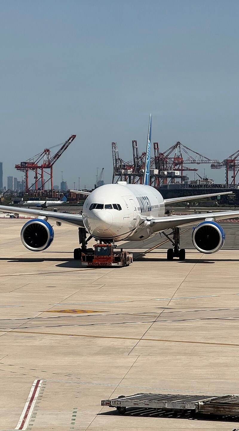 N210UA - Twin-engine aircraft