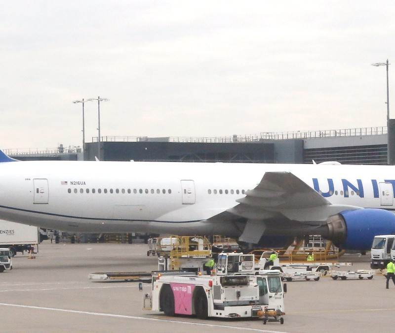 N216UA - Twin-engine aircraft