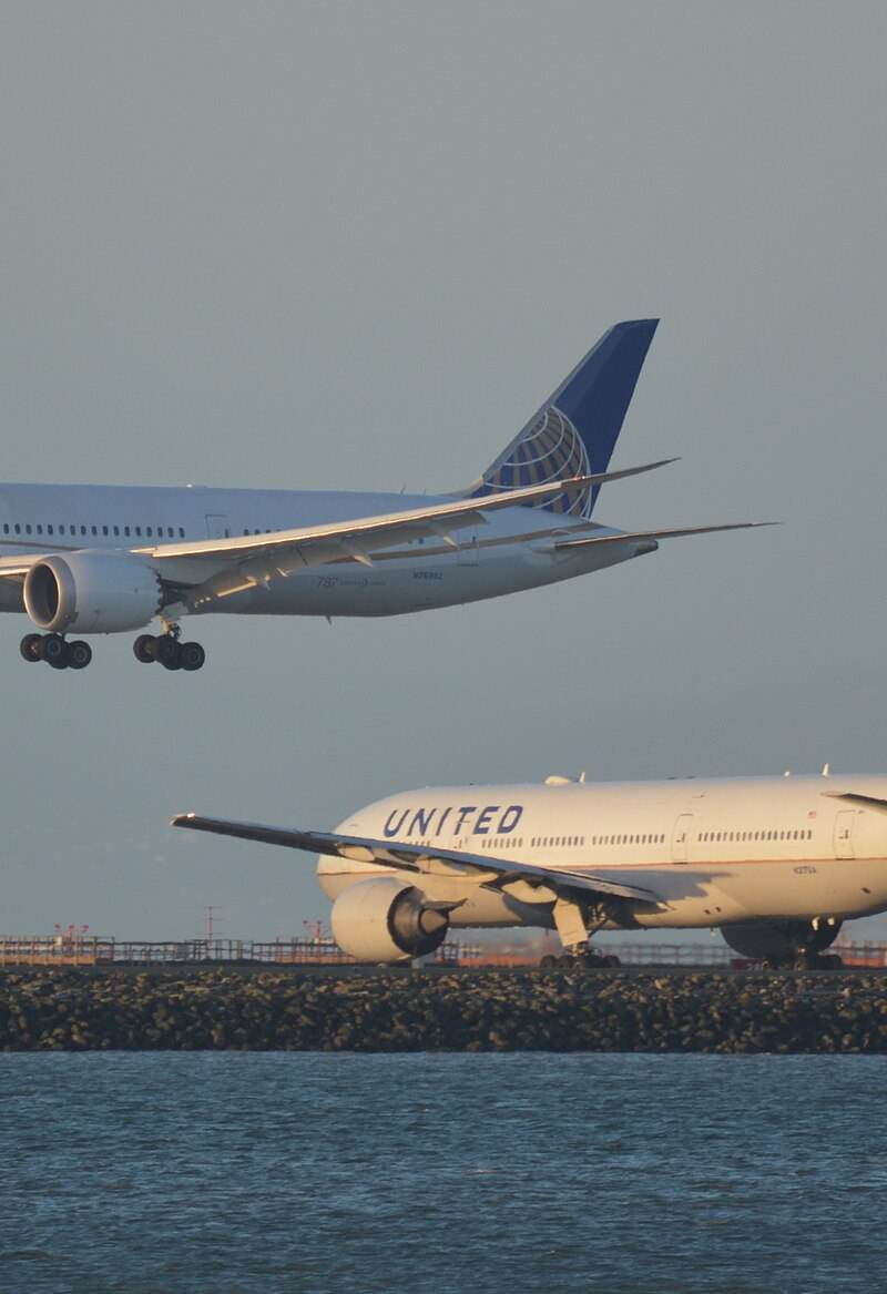 N217UA - Twin-engine aircraft