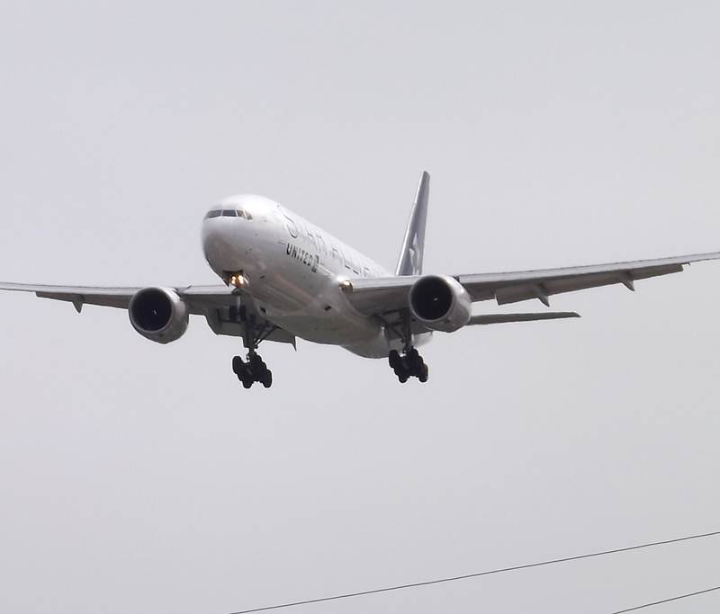 N218UA - Twin-engine aircraft