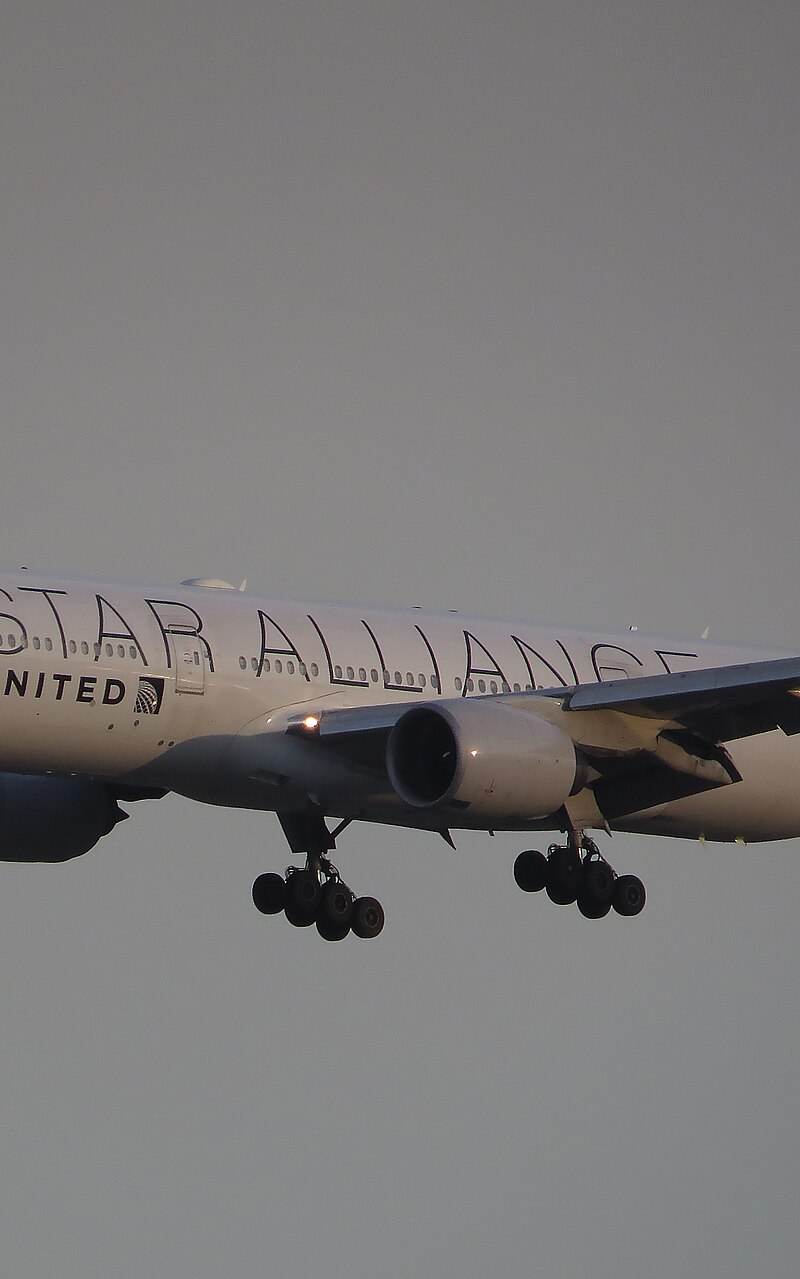 N218UA - Twin-engine aircraft