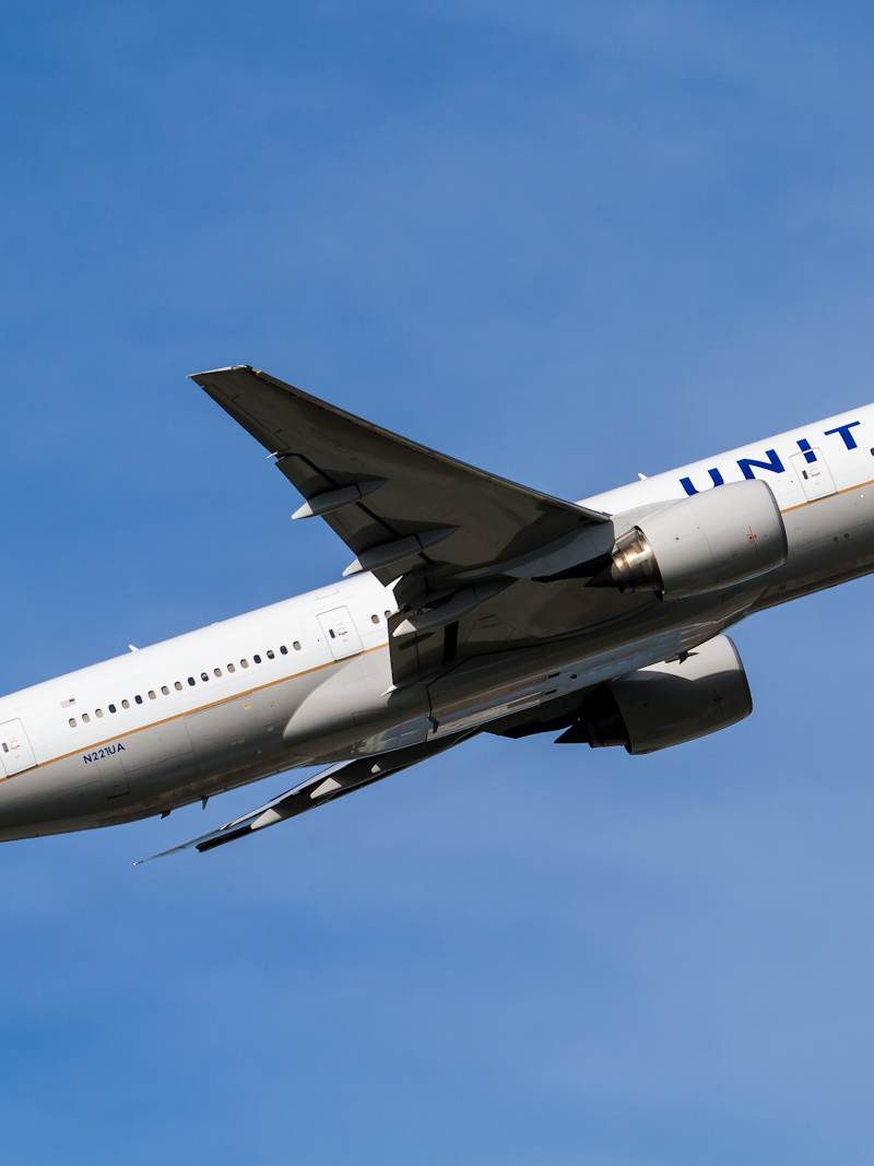 N221UA - Twin-engine aircraft