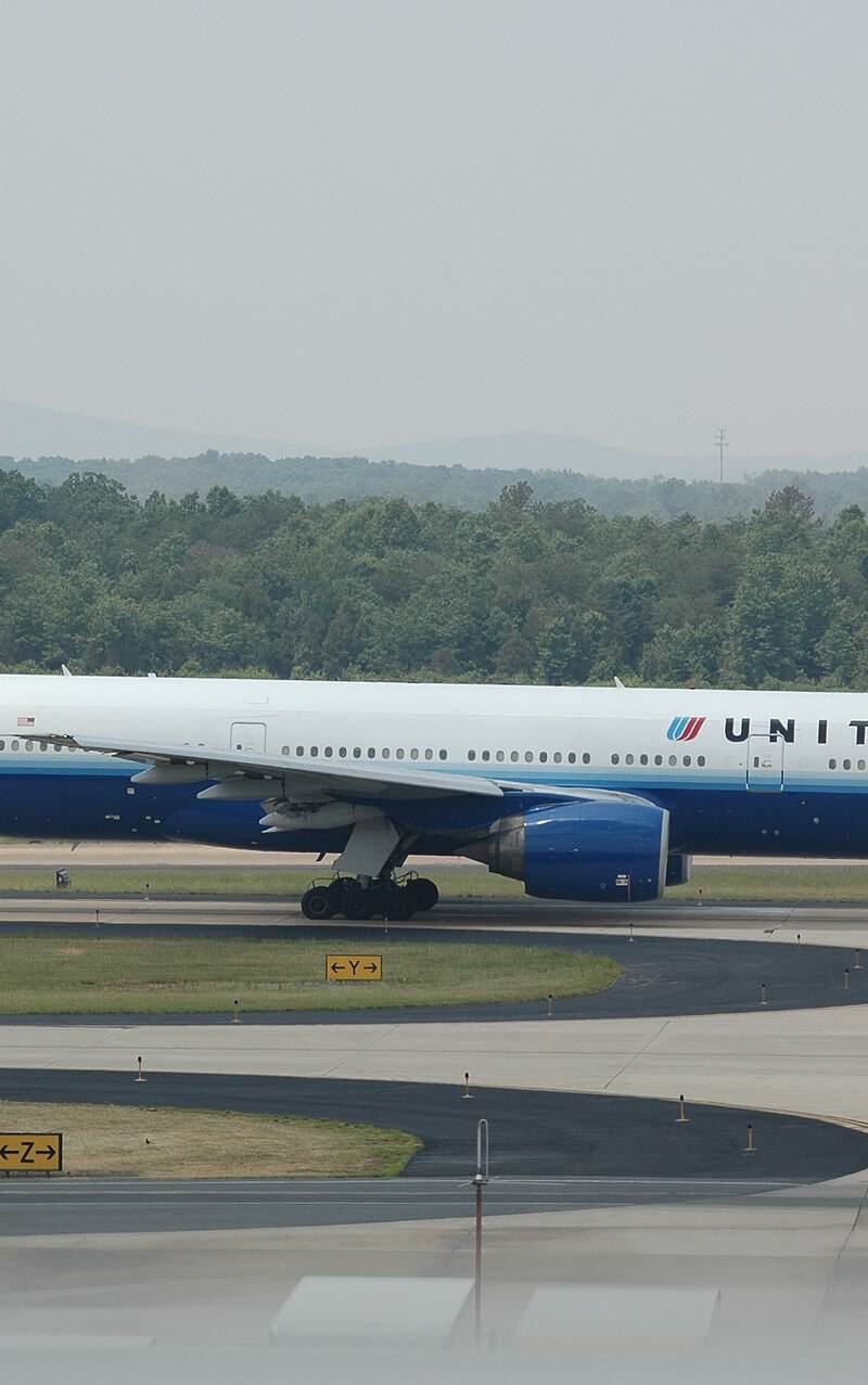 N221UA - Twin-engine aircraft