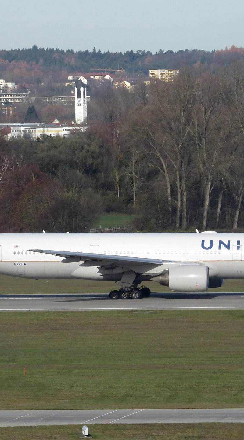 N221UA - Twin-engine aircraft