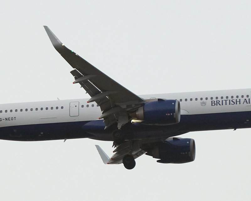 G-NEOT - Twin-engine aircraft