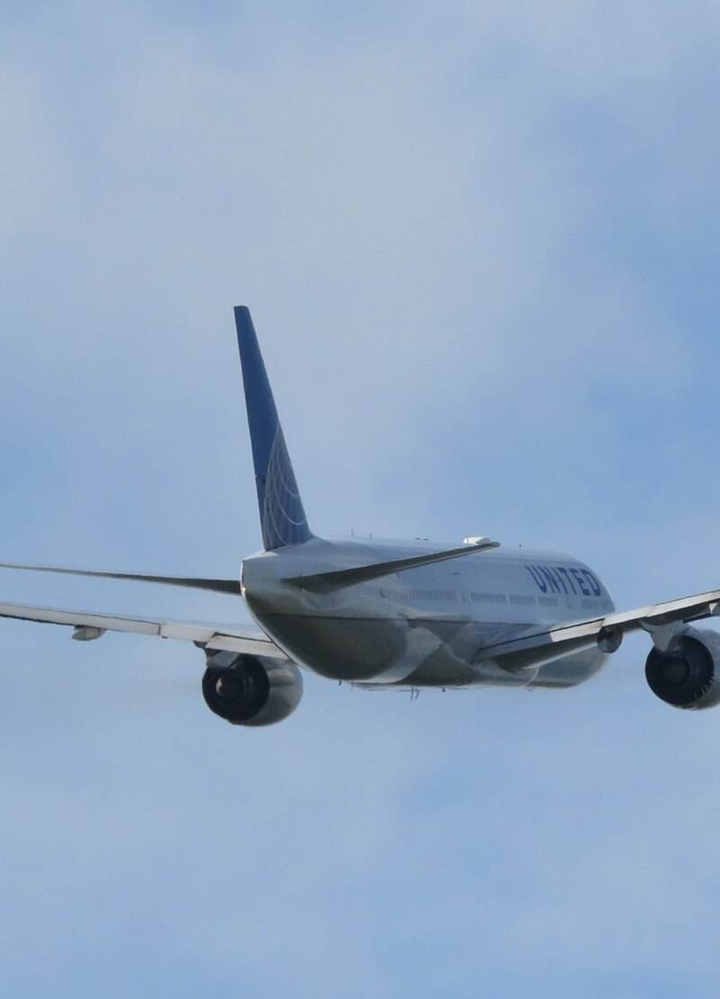 N222UA - Twin-engine aircraft