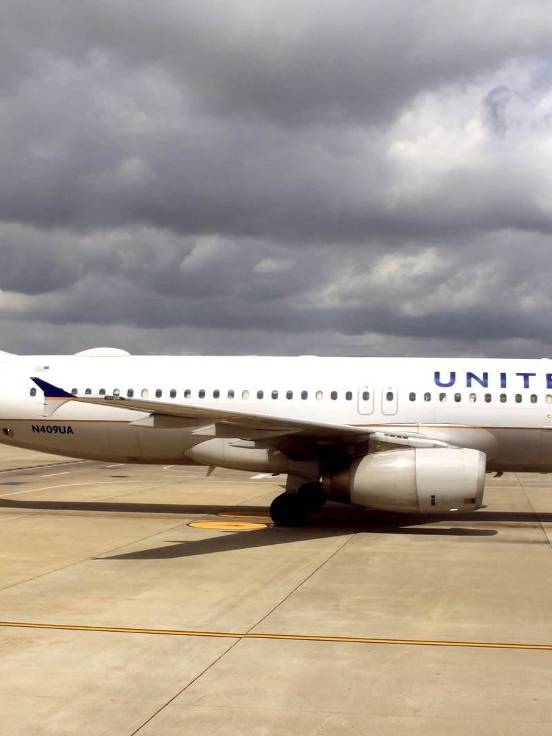 N409UA - Twin-engine aircraft