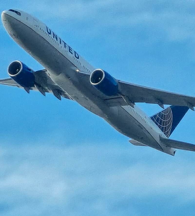 N223UA - Twin-engine aircraft