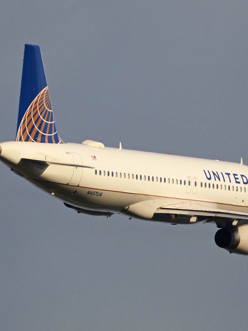 N457UA - Twin-engine aircraft