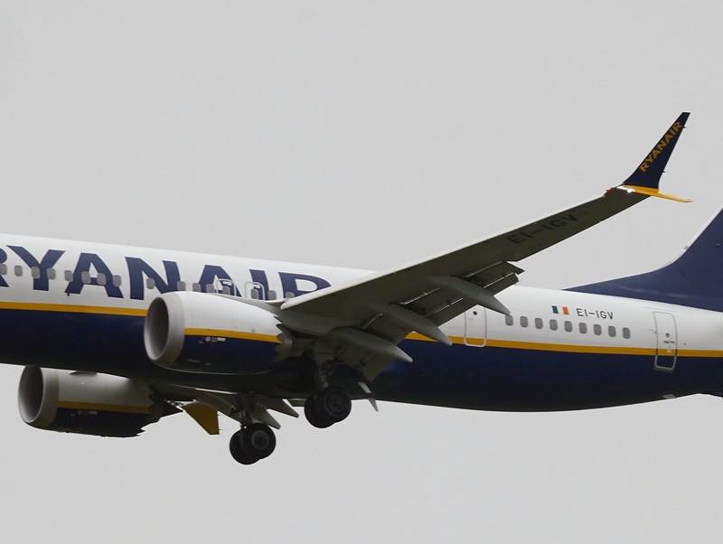EI-IGV - Twin-engine aircraft
