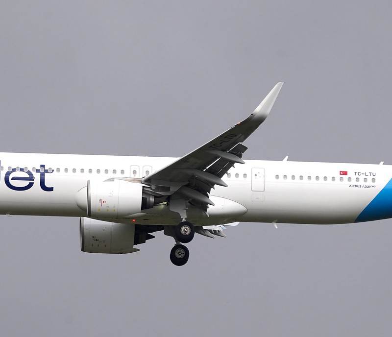 TC-LTU - Twin-engine aircraft