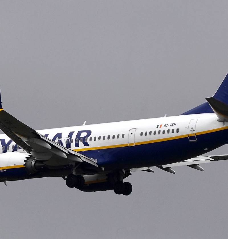 EI-IKH - Twin-engine aircraft