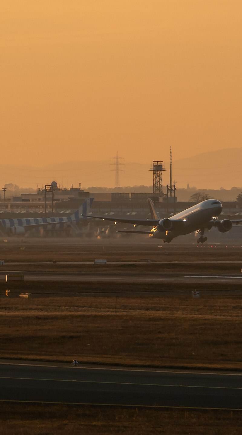 N224UA - Twin-engine aircraft