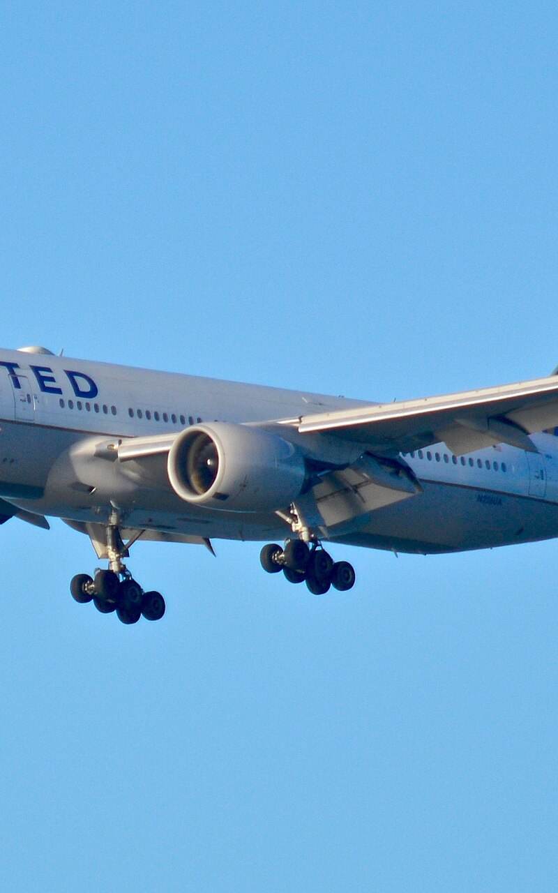 N226UA - Twin-engine aircraft