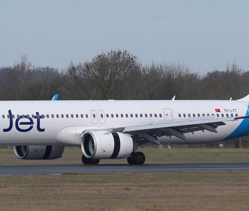 TC-LTT - Twin-engine aircraft