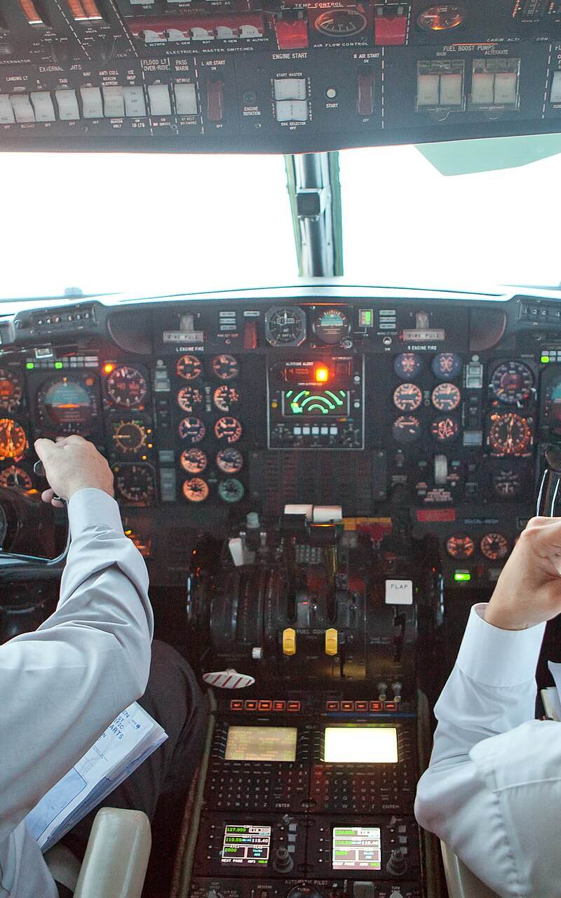 N227LA - Twin-engine aircraft