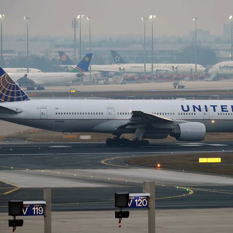 N228UA - Twin-engine aircraft