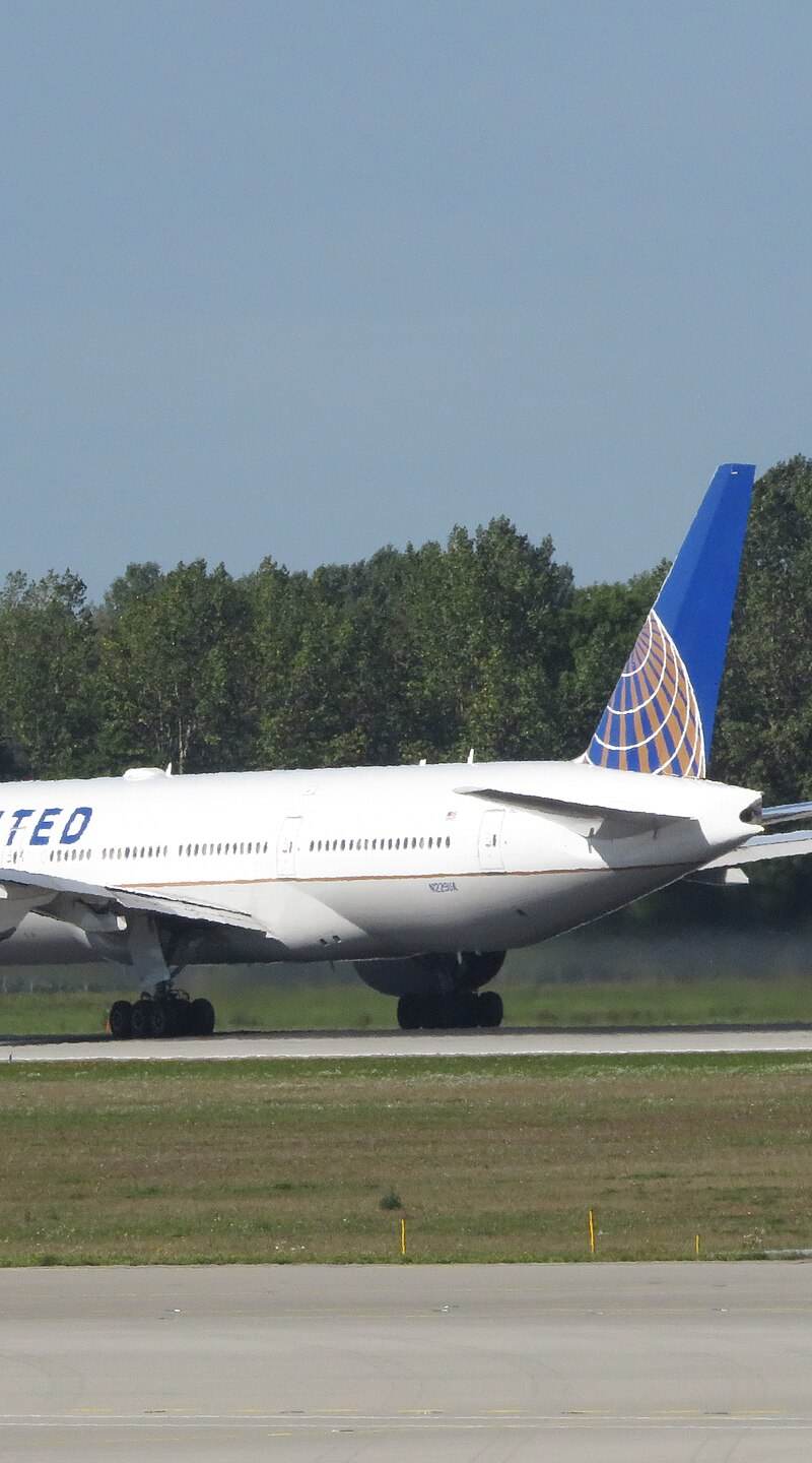 N229UA - Twin-engine aircraft