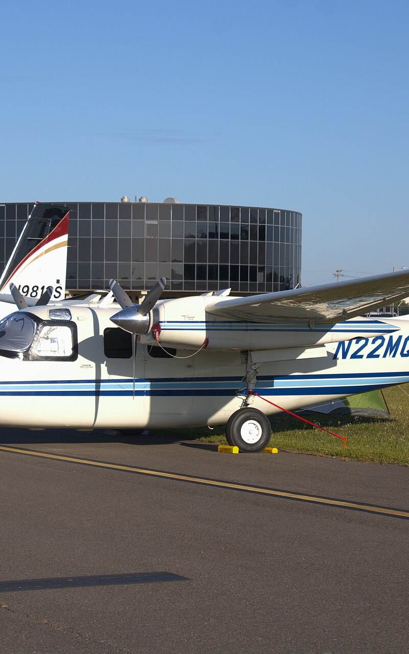 N22MQ - Twin-engine aircraft