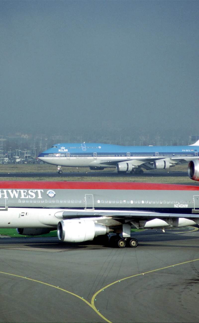 N240NW - Douglas