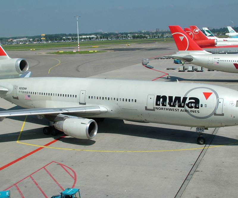 N240NW - Douglas
