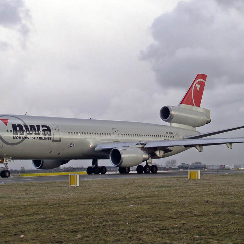 N240NW - Douglas