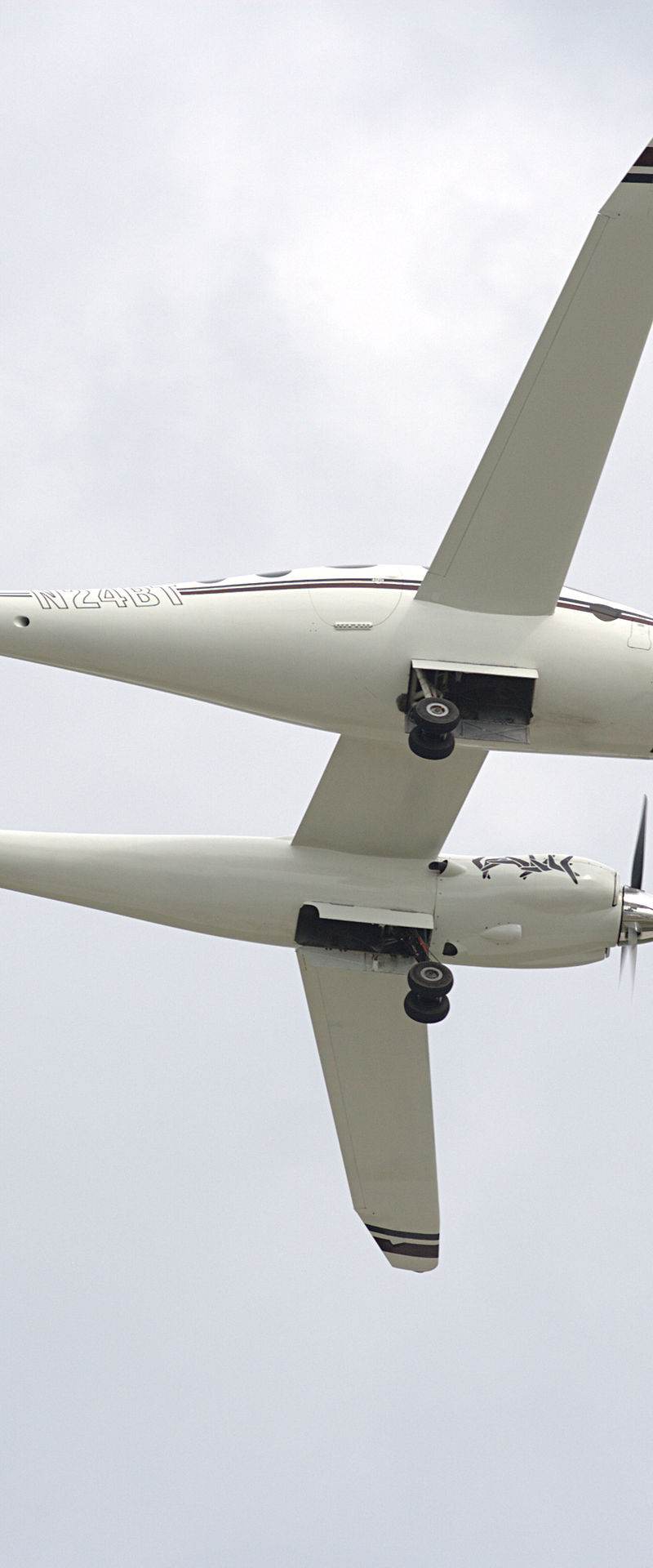 N24BT - Twin-engine aircraft