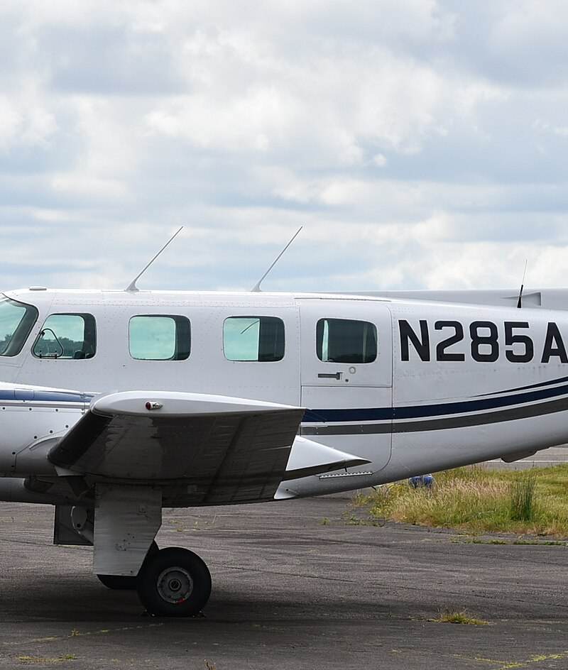 N285AT - Twin-engine aircraft