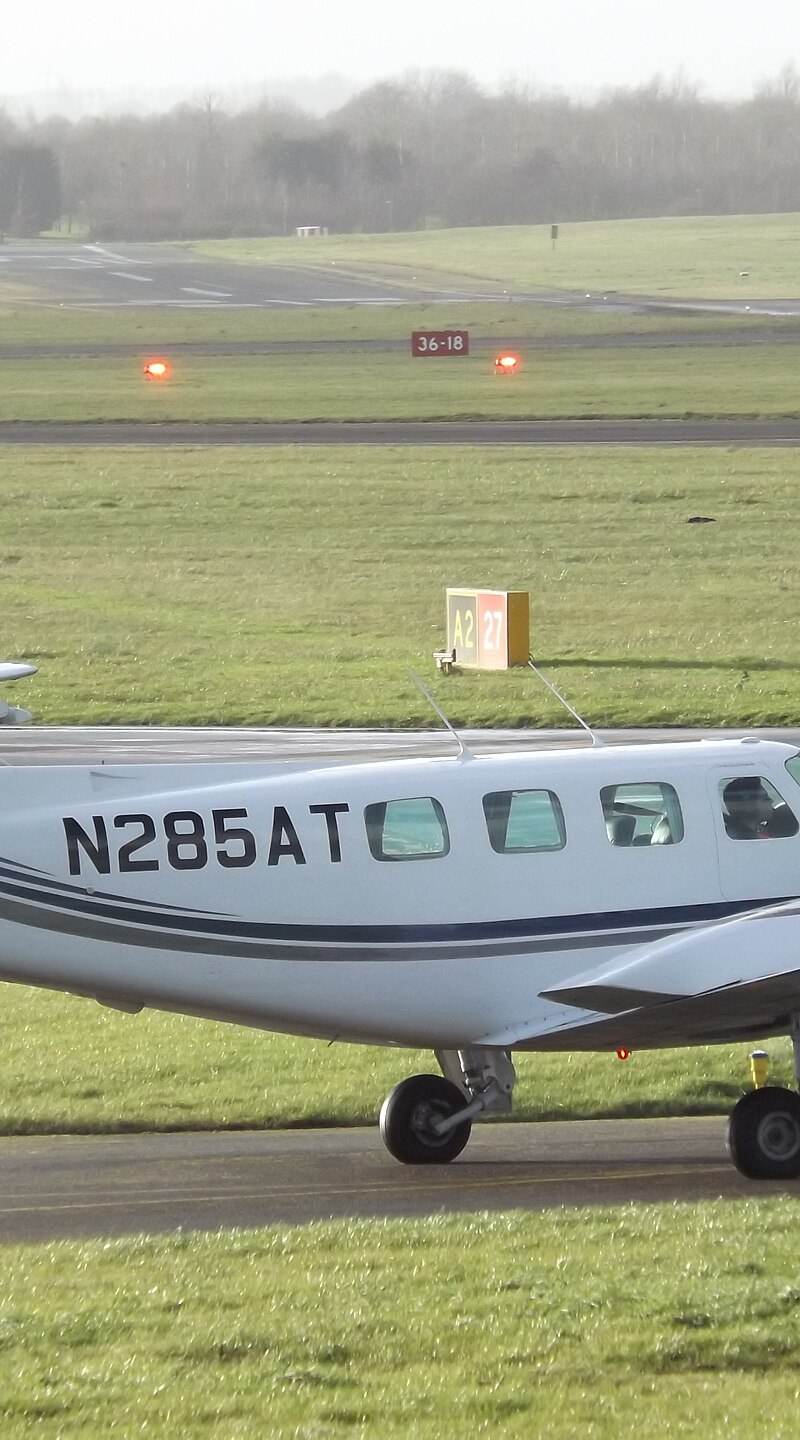 N285AT - Twin-engine aircraft