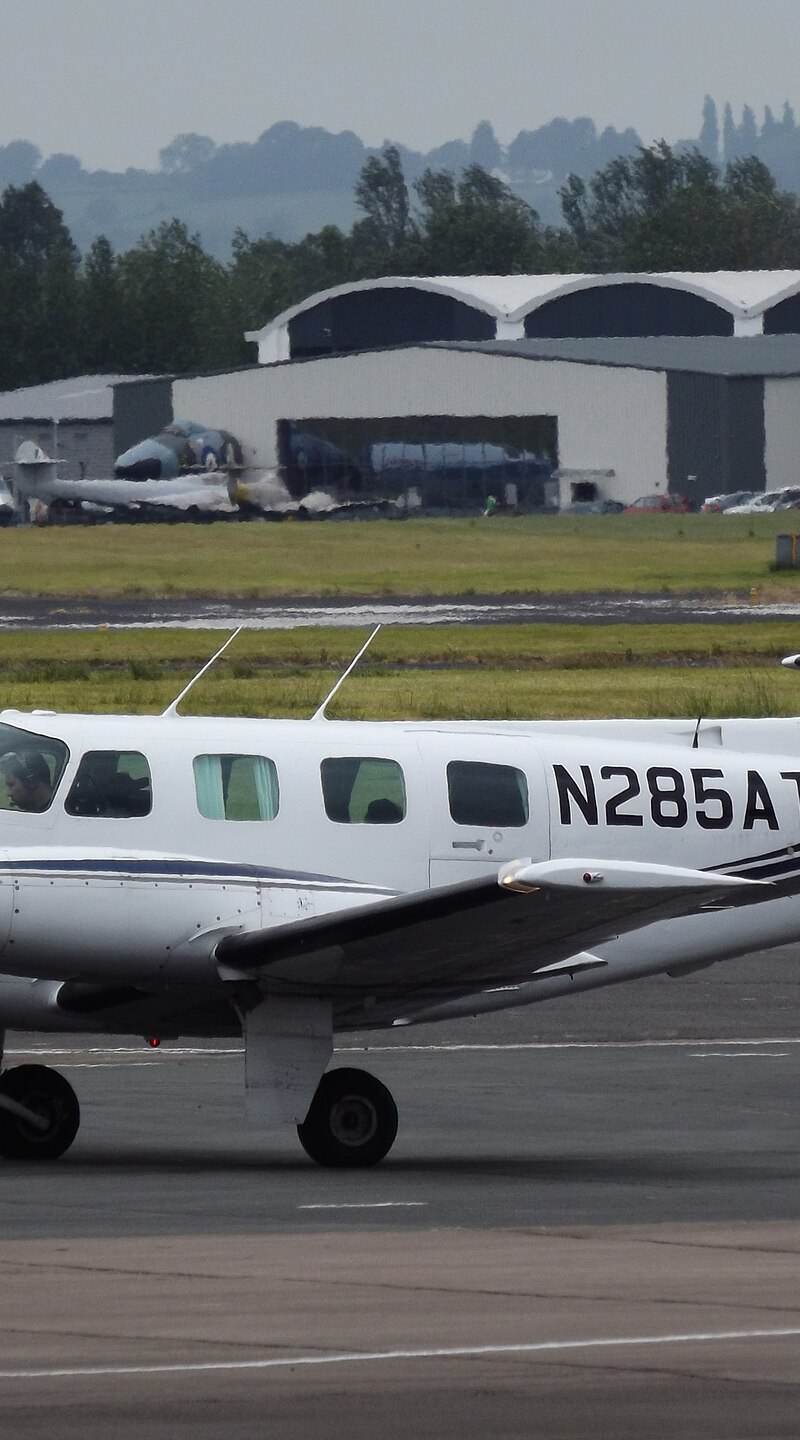 N285AT - Twin-engine aircraft