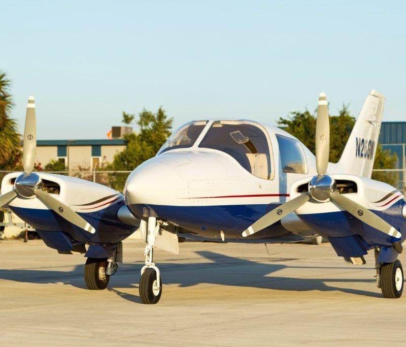 N26GW - Twin-engine aircraft