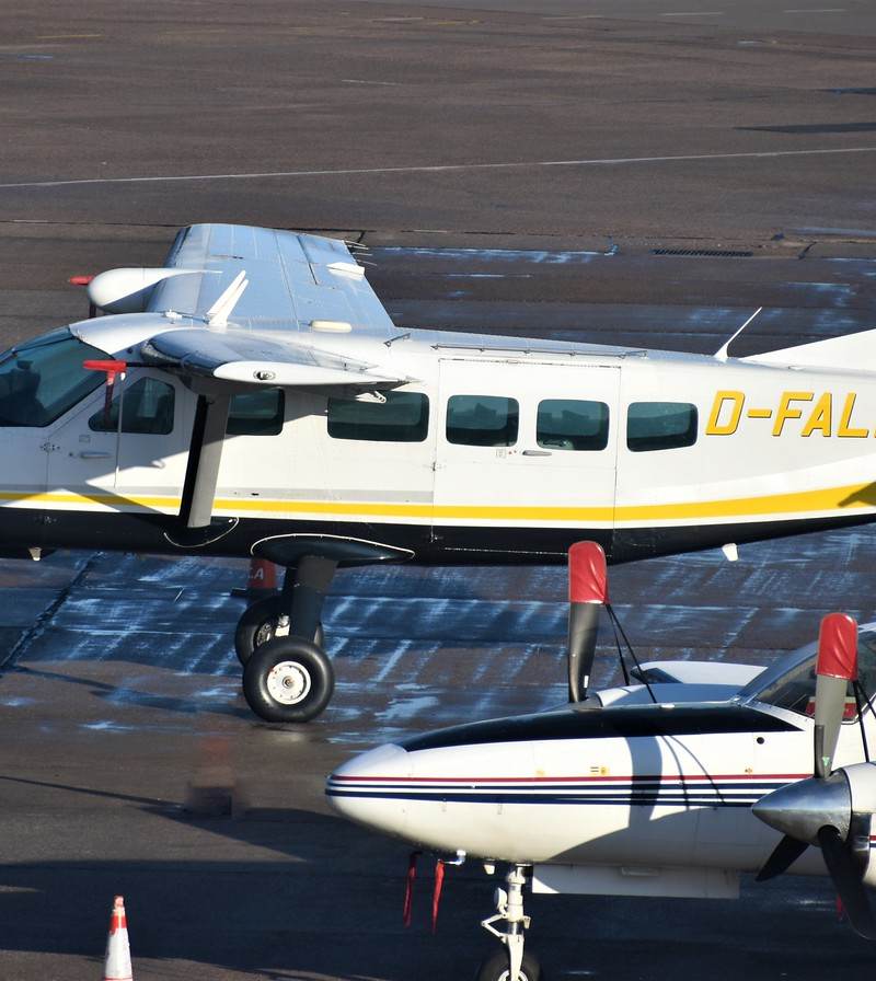 D-FALK - Twin-engine aircraft