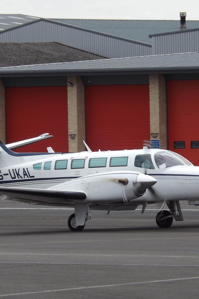 G-UKAL - Twin-engine aircraft
